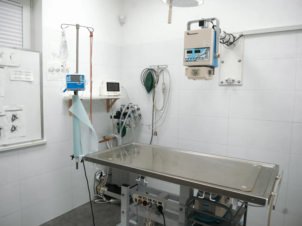 Sala zabiegowa ze stołem operacyjnym w Przychodni LEVET