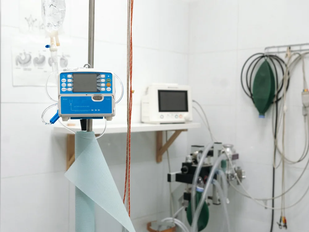 Stanowisko zabiegowe z monitorem parametrów życiowych i kroplówką