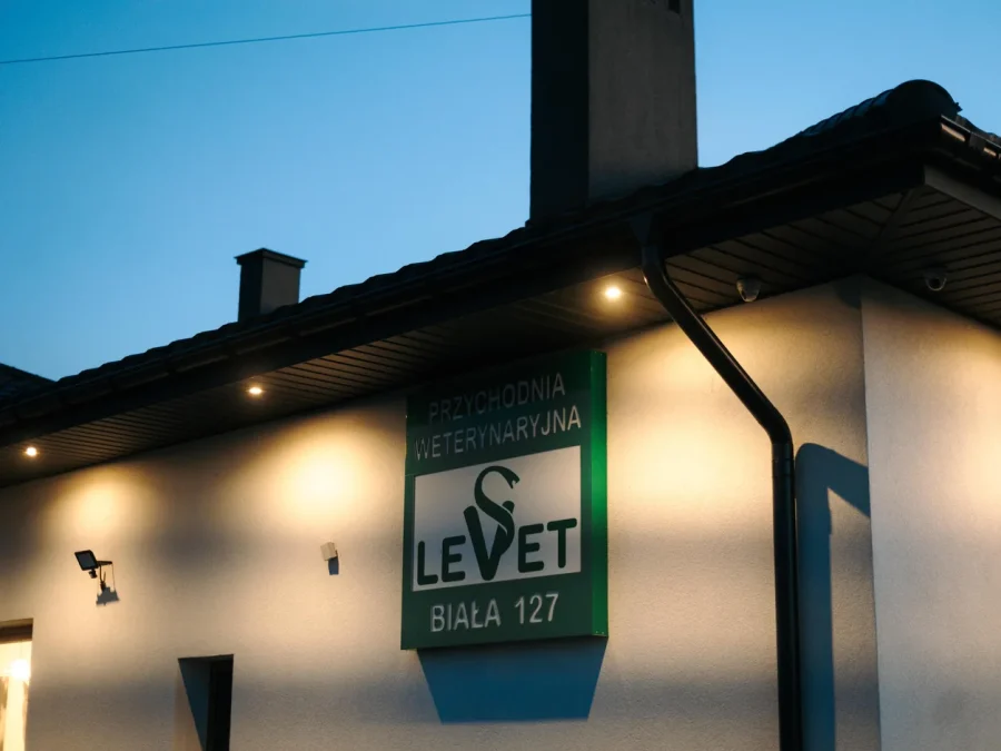 Budynek Przychodni Weterynaryjnej LEVET z szyldem