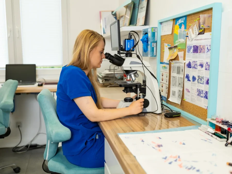 Diagnostka przy mikroskopie w laboratorium weterynaryjnym