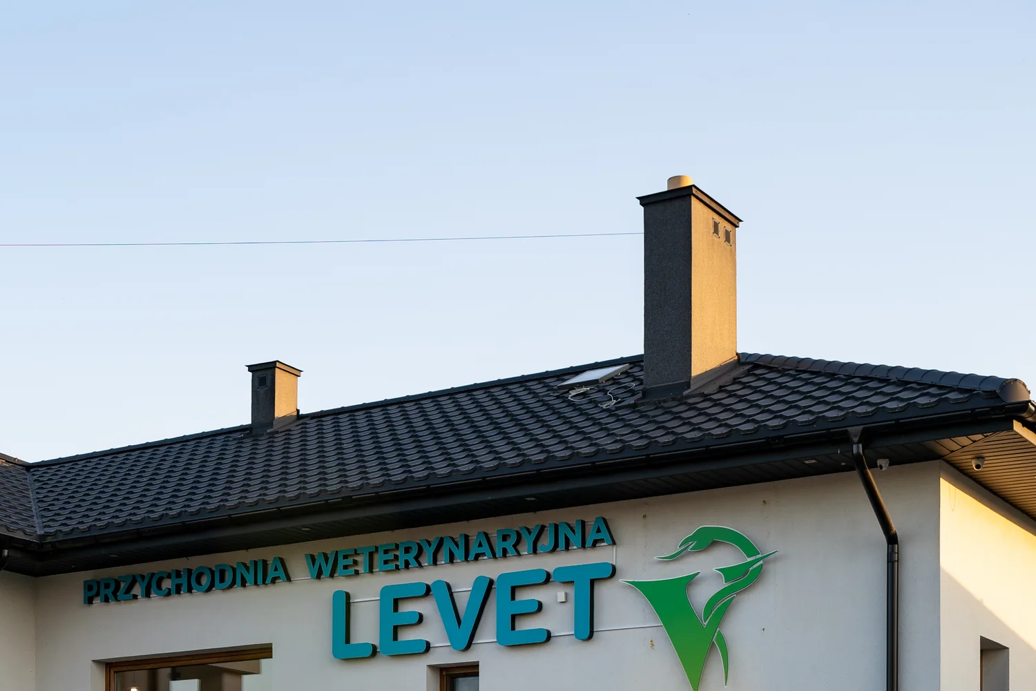 Budynek Przychodni Weterynaryjnej LEVET z logo na elewacji